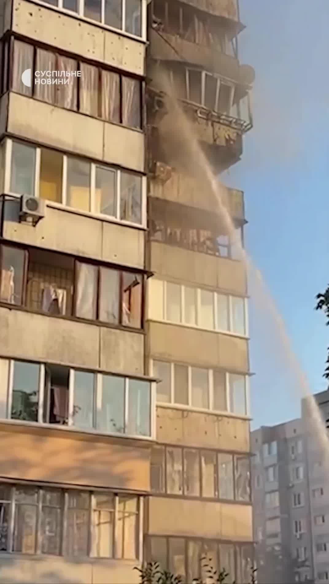 Budynek mieszkalny uszkodzony w wyniku rosyjskiego ataku rakietowego w dzielnicy Obołońskiej w Kijowie