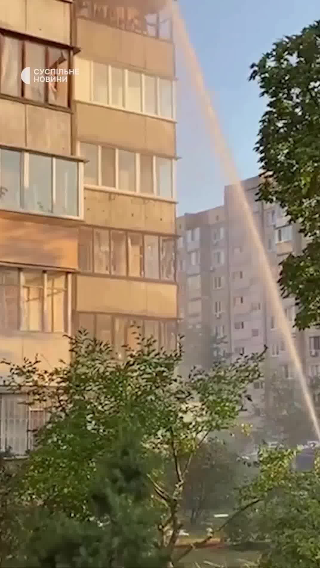 Woongebouw beschadigd als gevolg van een Russische raketaanval in het district Obolonsky in Kyiv