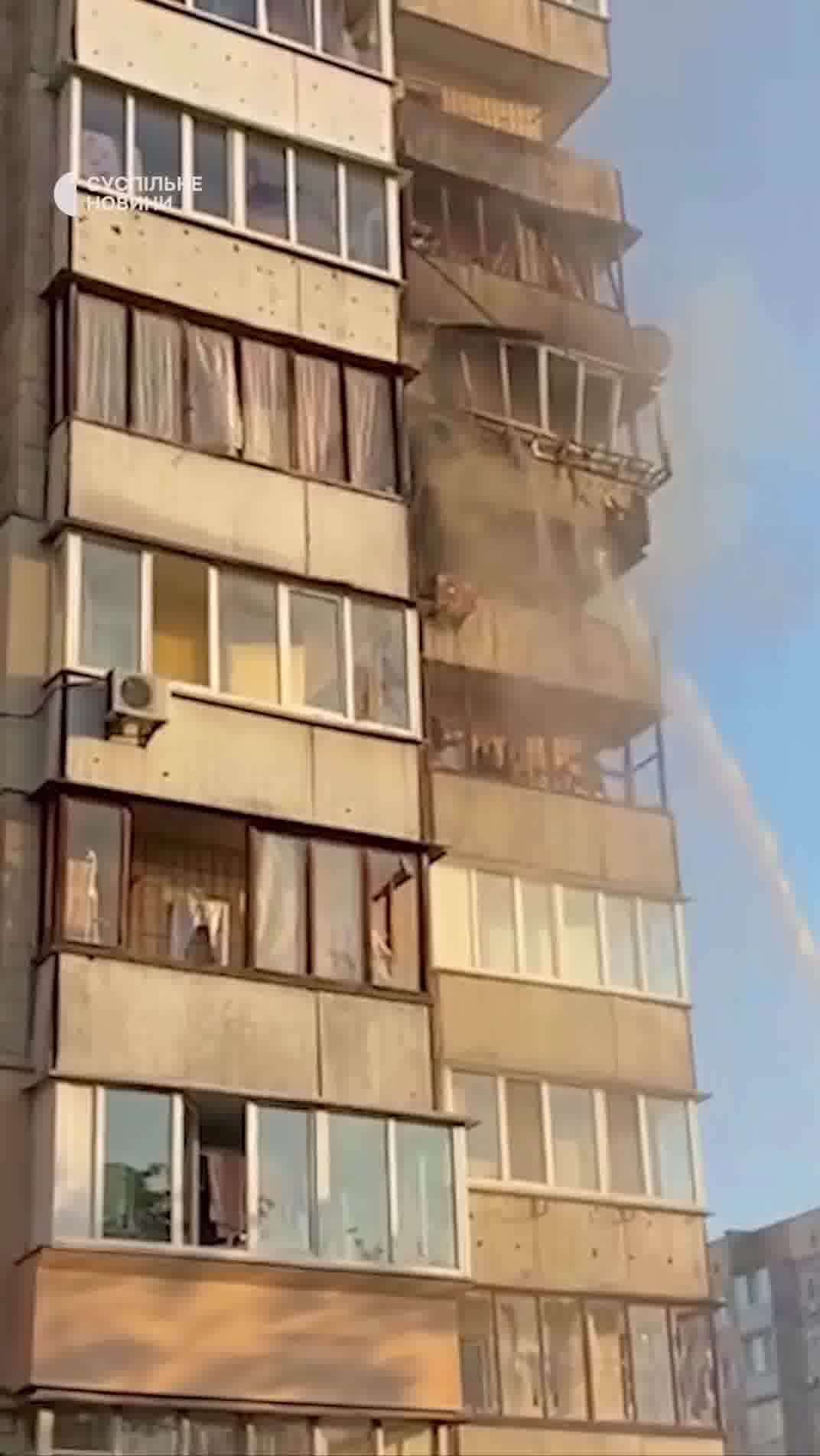Kiyevin Obolonski rayonunda Rusiyanın raket zərbəsi nəticəsində yaşayış binası zədələnib