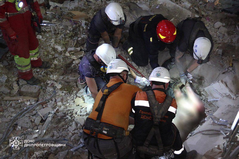 Rusijos penktadienio raketos smūgio Dniepro mieste aukų skaičius išaugo iki 2, kai gelbėtojai iš griuvėsių ištraukė moters kūną
