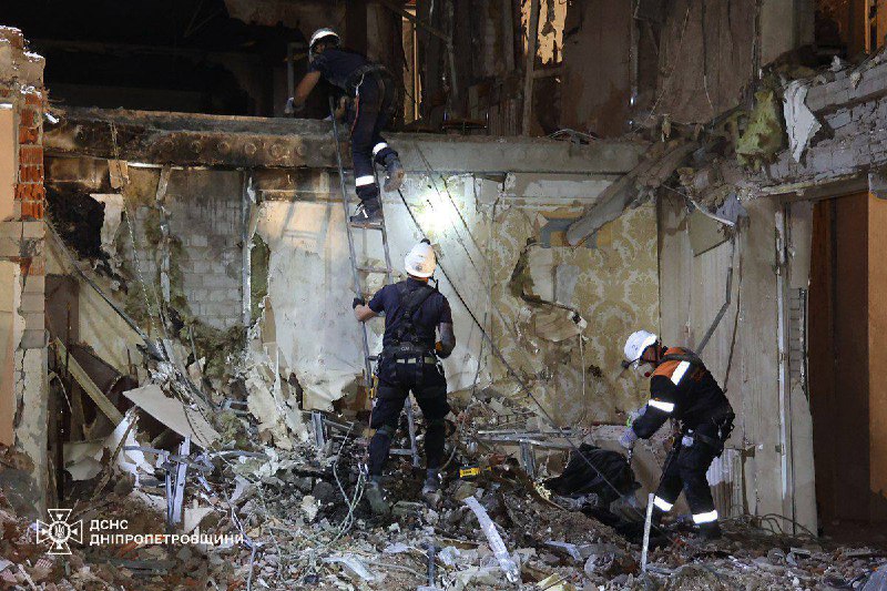 Zahl der Todesopfer des russischen Raketenangriffs am Freitag in der Stadt Dnipro auf zwei gestiegen, während Rettungskräfte die Leiche einer Frau aus den Trümmern bergen