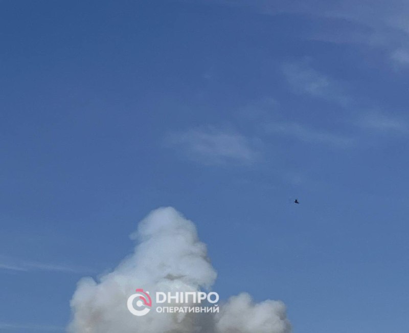 Rook boven de stad Dnipro na gerapporteerde raket- en drone-aanvallen