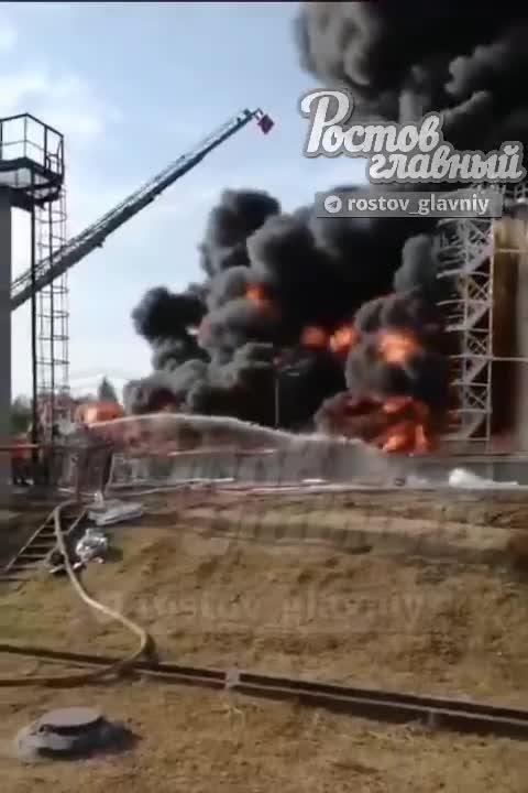 Het oliedepot in het dorp Pavlovskaya in de regio Krasnodar staat nog steeds in brand