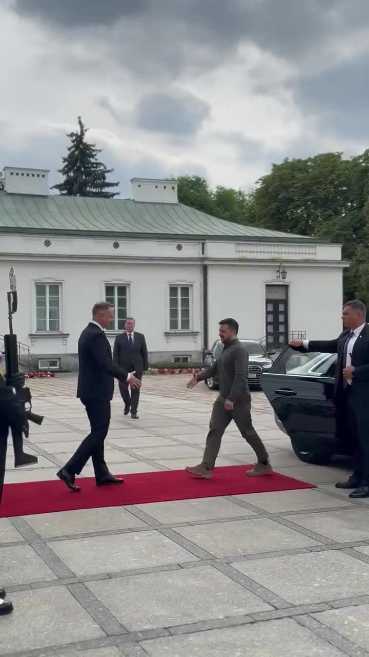 El presidente @AndrzejDuda, antes de partir hacia la cumbre de la OTAN, se reunió en el Palacio Belvedere con el presidente de Ucrania @ZelenskyyUa