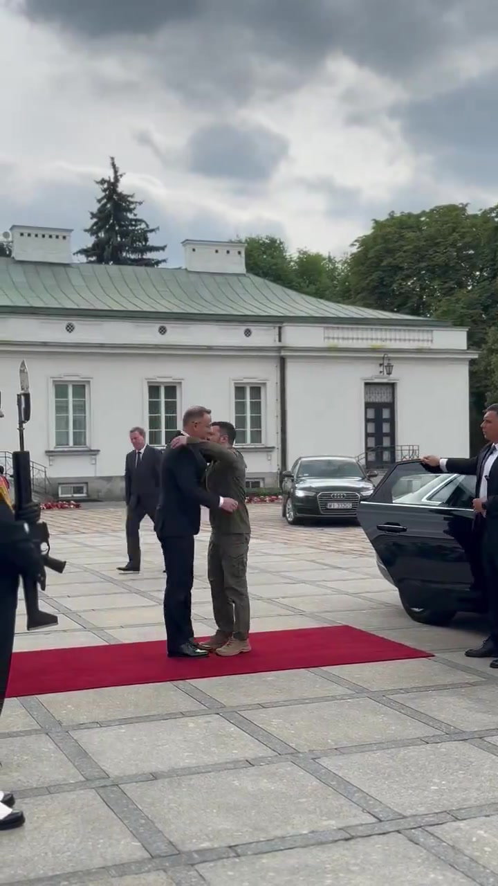 Serok @AndrzejDuda, beriya ku here Civîna NATOyê, li Qesra Belvedere bi Serokomarê Ukraynayê @ZelenskyyUa re civiya.