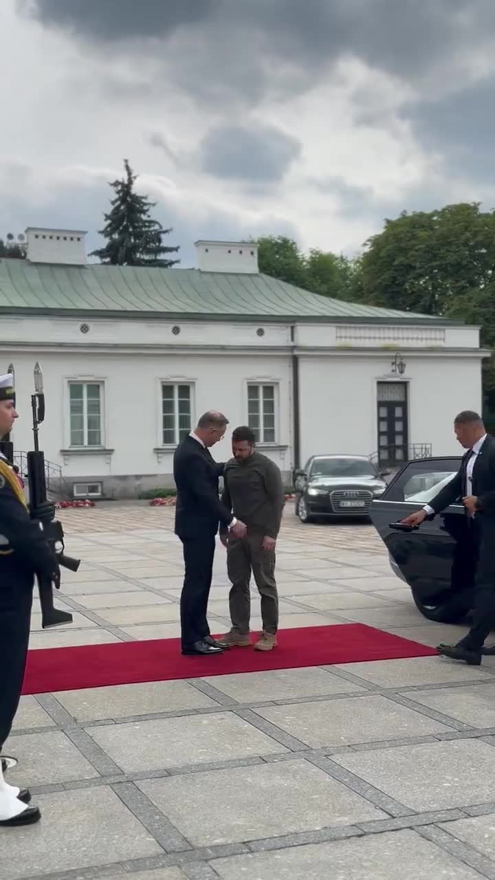 Valsts prezidents @AndrzejDuda pirms došanās uz NATO samitu Belvederes pilī tikās ar Ukrainas prezidentu @ZelenskyyUa