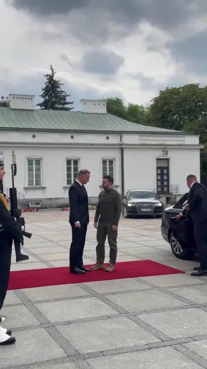 Cumhurbaşkanı @AndrzejDuda, NATO zirvesine gitmeden önce Belvedere Sarayı'nda Ukrayna Devlet Başkanı @ZelenskyyUa ile görüştü