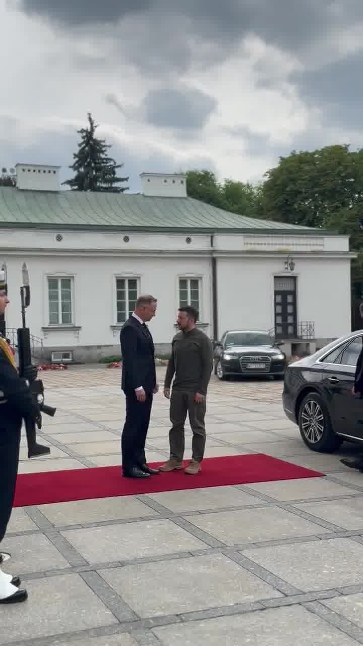 El presidente @AndrzejDuda, antes de partir hacia la cumbre de la OTAN, se reunió en el Palacio Belvedere con el presidente de Ucrania @ZelenskyyUa