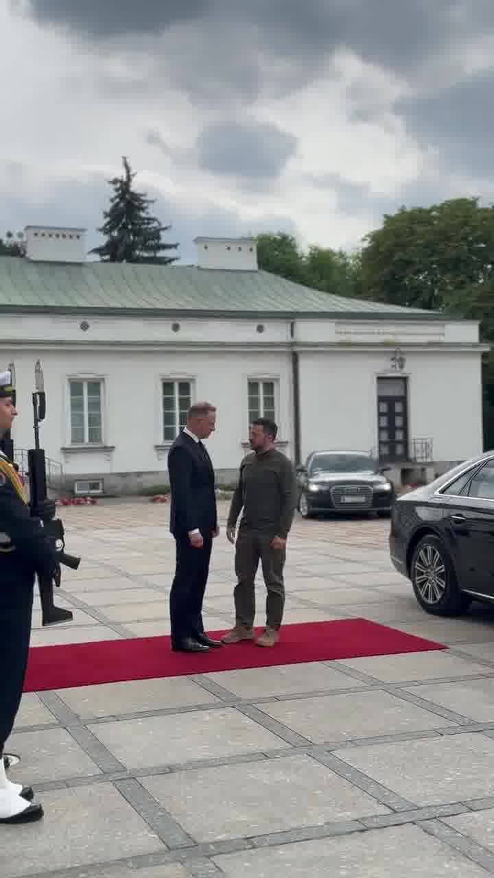 პრეზიდენტი @AndrzejDuda, ნატოს სამიტზე გამგზავრებამდე, ბელვედერის სასახლეში შეხვდა უკრაინის პრეზიდენტს @ZelenskyyUa.