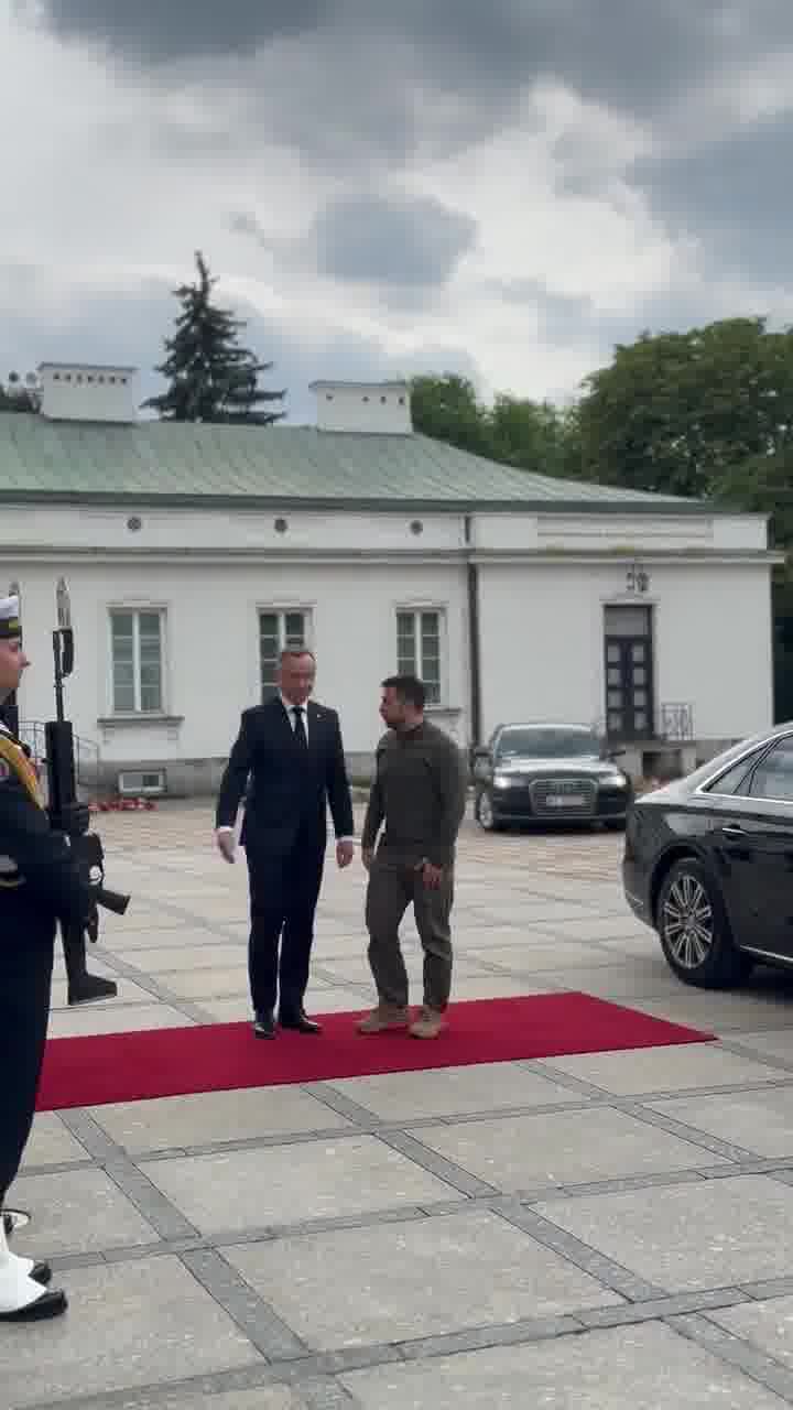 Prezident @AndrzejDuda NATO sammitinə yola düşməzdən əvvəl Belvedere sarayında Ukrayna prezidenti @ZelenskyyUa ilə görüşüb.