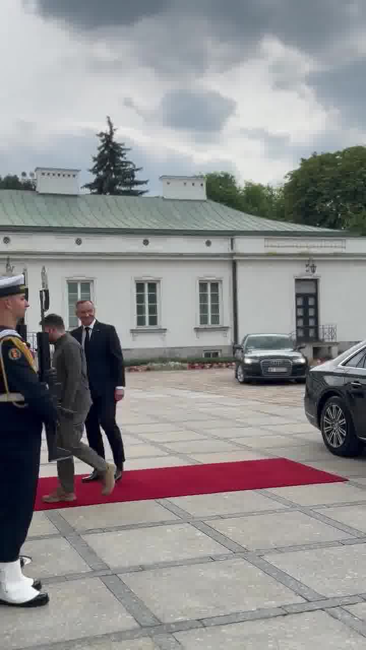 Президентът @AndrzejDuda, преди да замине за срещата на върха на НАТО, се срещна в двореца Белведере с президента на Украйна @ZelenskyyUa