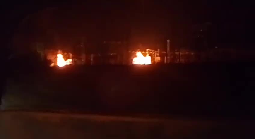 Im Dorf Generalskoje in der Region Rostow brennt infolge eines Drohnenangriffs ein Umspannwerk