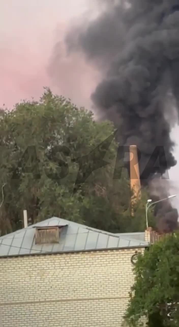 Un dron atacó un depósito de petróleo en la región de Volgogrado. En el primer vídeo, el UAV vuela y explota en uno que ya estaba en llamas en la ciudad de Kalach-on-Don. Según el gobernador Bocharov, esa noche fueron atacados dos objetos: un depósito de petróleo. depósito y subestación eléctrica. El ataque de las fuerzas de defensa aérea fue detenido, pero como consecuencia de la supuesta caída de escombros, ambos objetos se incendiaron. El depósito de petróleo todavía se está apagando.