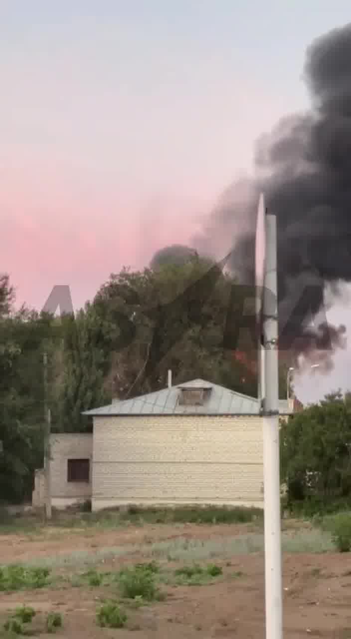 Un drone a attaqué un dépôt pétrolier dans la région de Volgograd. Dans la première vidéo, le drone vole et explose dans un dépôt pétrolier déjà en feu dans la ville de Kalach-sur-le-Don. Selon le gouverneur Bocharov, cette nuit-là, deux objets ont été attaqués : un. dépôt pétrolier et une sous-station électrique. Une fois que vous avez terminé, vous avez appuyé sur ce bouton, mais en conséquence, vous avez des problèmes avec l'objet. Neftebasu est toujours en train de s'éteindre.