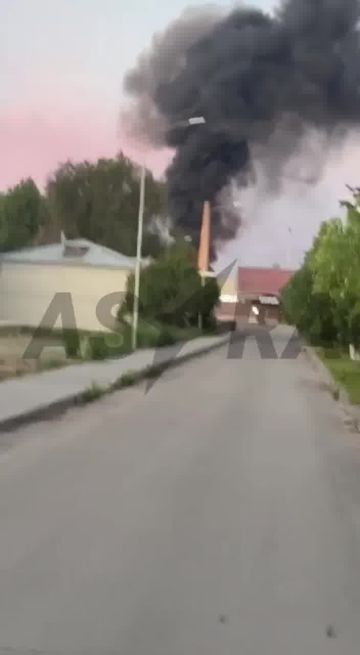 Bepilotis orlaivis užpuolė naftos sandėlį Volgogrado srityje Pirmajame vaizdo įraše UAV skrenda ir sprogsta Kalacho prie Dono mieste buvo sustabdytas, tačiau dėl tariamai krentančių nuolaužų užsidegė abu objektai. Naftos bazė vis dar gesinama.