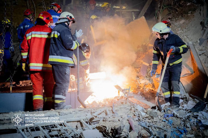 Durante la noche, se extrajo el cuerpo de un niño de entre los escombros tras los ataques con misiles rusos ayer por la mañana. El número de muertos en Kyiv asciende a 27 muertos y 117 heridos