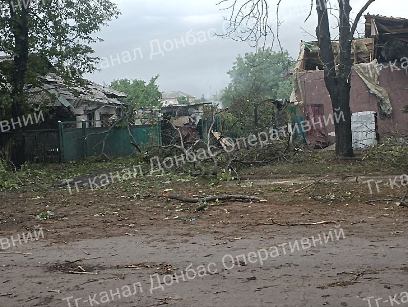 Destruição em Novohrodivka como resultado de bombardeio russo durante a noite