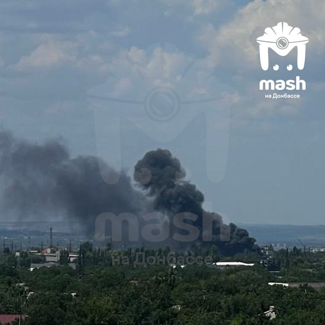 Un depozit de materiale de construcții este în flăcări în Luhansk ocupat