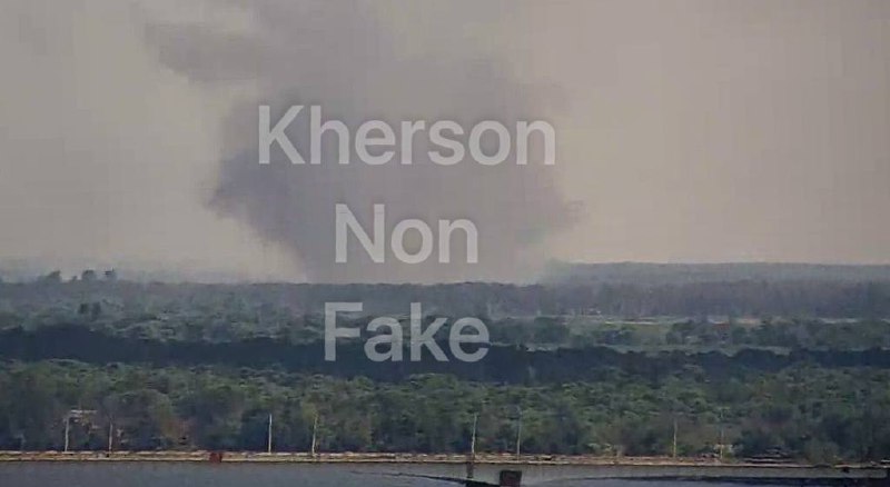 Fire at the left bank in Kherson region after strikes by Ukrainian defense forces 