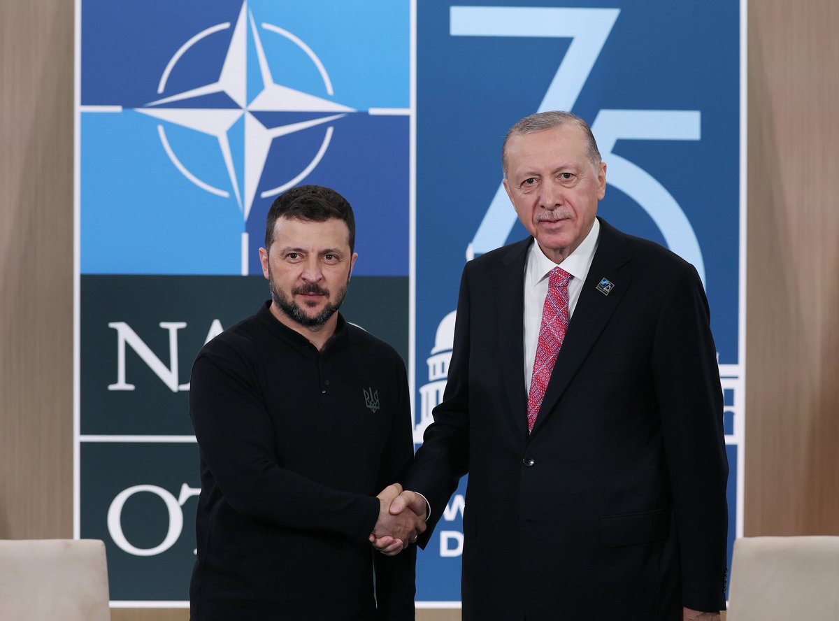 Erdogan se se Zelenským setkává ve Washingtonu. „Během setkání prezident Erdoğan prohlásil, že Turkiye pokračuje ve svém úsilí ukončit ukrajinsko-ruskou válku spravedlivým mírem a že byly zahájeny práce na oživení iniciativy pro obilí Černého moře. Prezident Erdoğan také prohlásil, že Turkiye je připravena na jakoukoli iniciativu, včetně zprostředkování, s cílem položit základy míru.