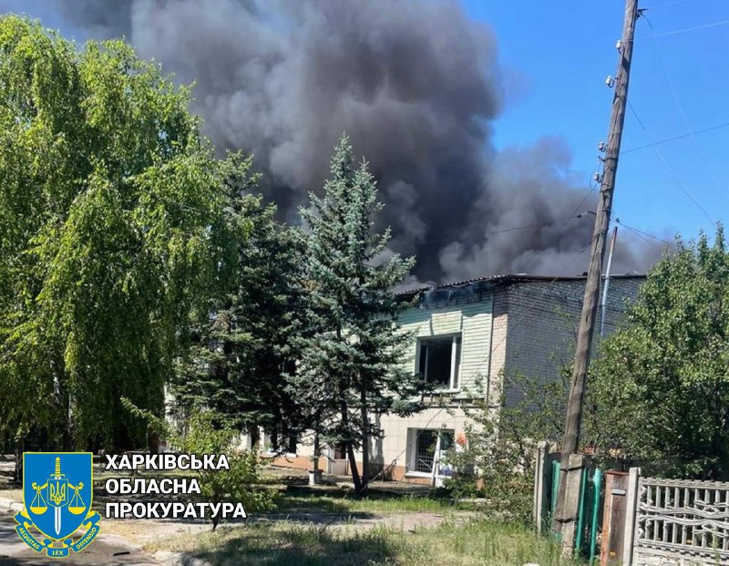 Uma pessoa ferida em resultado de um ataque aéreo russo na aldeia de Prystyn, no distrito de Kupiansk