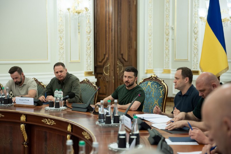 Il presidente Zelenskyj ha incontrato i capi delle amministrazioni militari regionali. I temi principali erano la situazione operativa nelle regioni, le fortificazioni, l'energia e la sicurezza