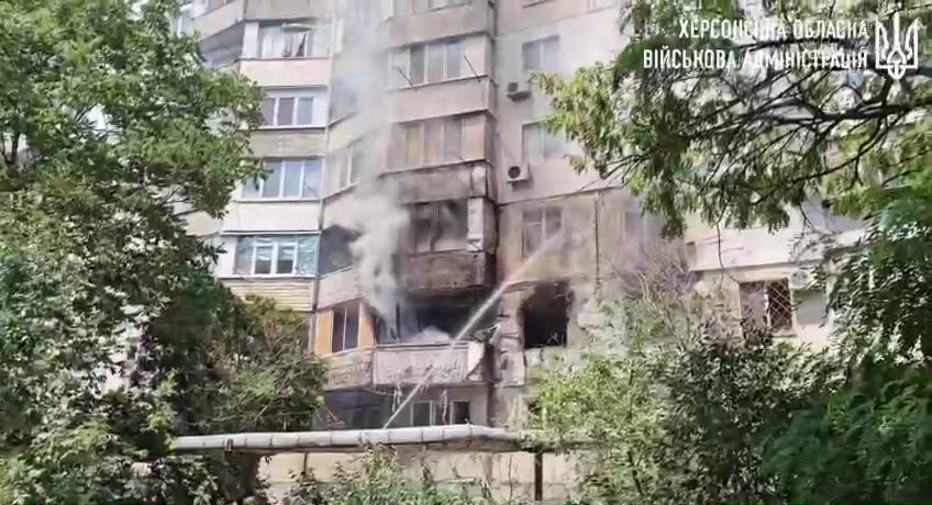 Une maison d'habitation a été touchée lors d'un bombardement russe à Kherson