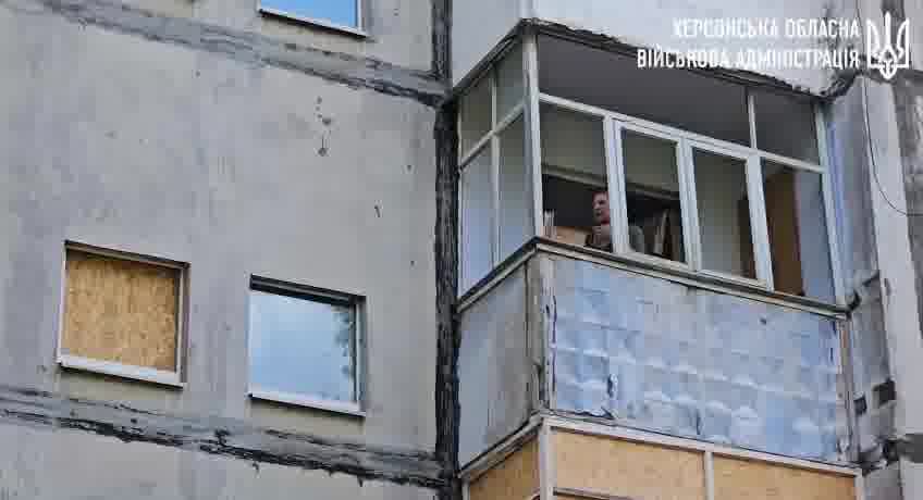 Une maison d'habitation a été touchée lors d'un bombardement russe à Kherson