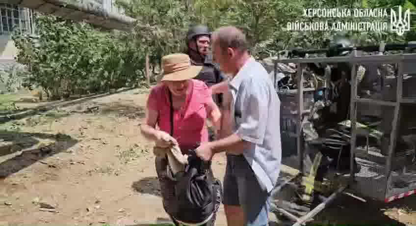 Obytný dom zasiahlo ruské bombardovanie v Chersone