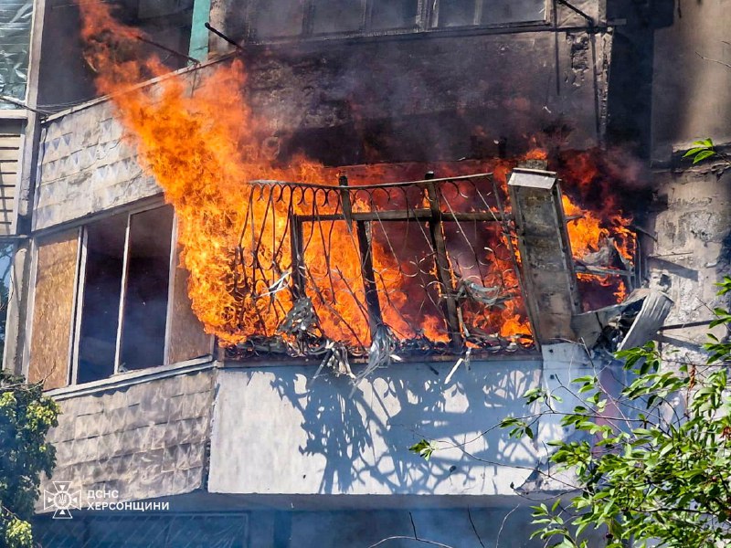 5 osob zachráněných z hořícího domu po ruském bombardování v Chersonu