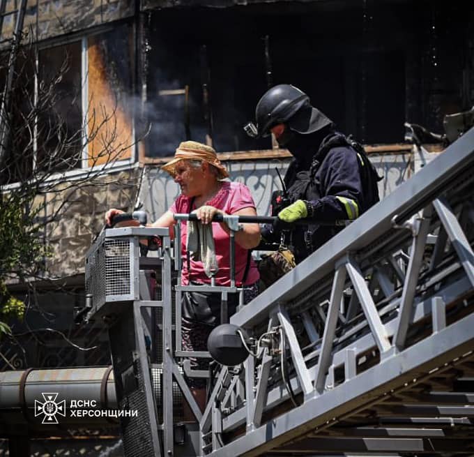 Cinq personnes sauvées d'une maison en feu après le bombardement russe à Kherson