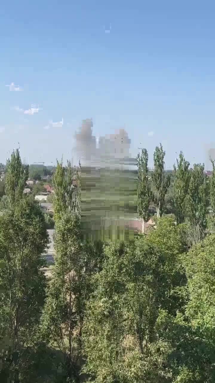 Rauch steigt nach Bombardierung in Pokrowsk auf