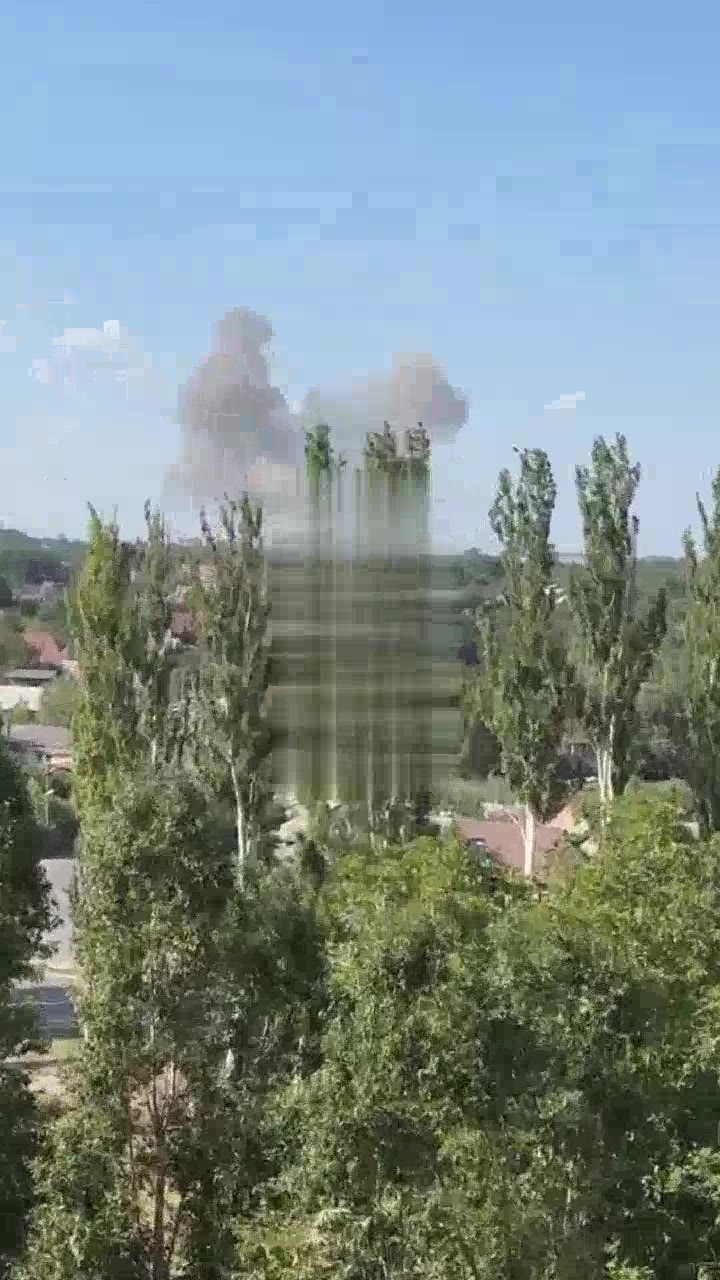 De la fumée s'élève à Pokrovsk après le bombardement