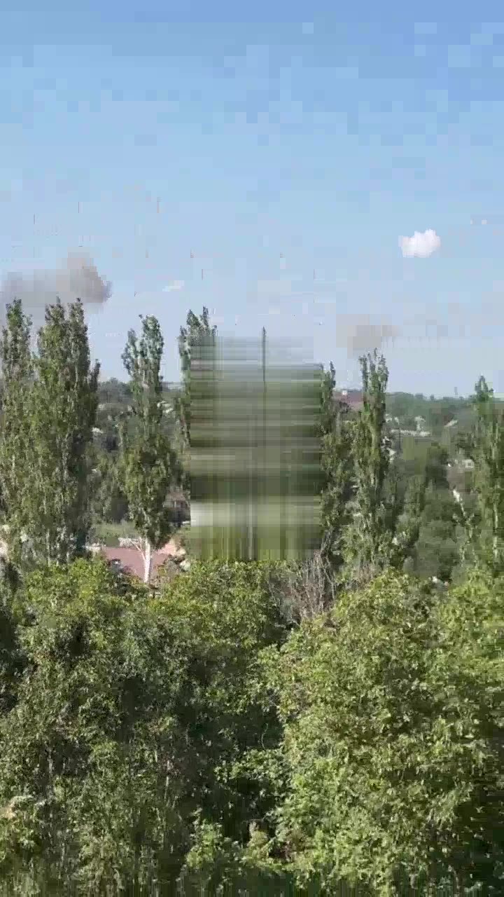 El humo se eleva en Pokrovsk tras el bombardeo