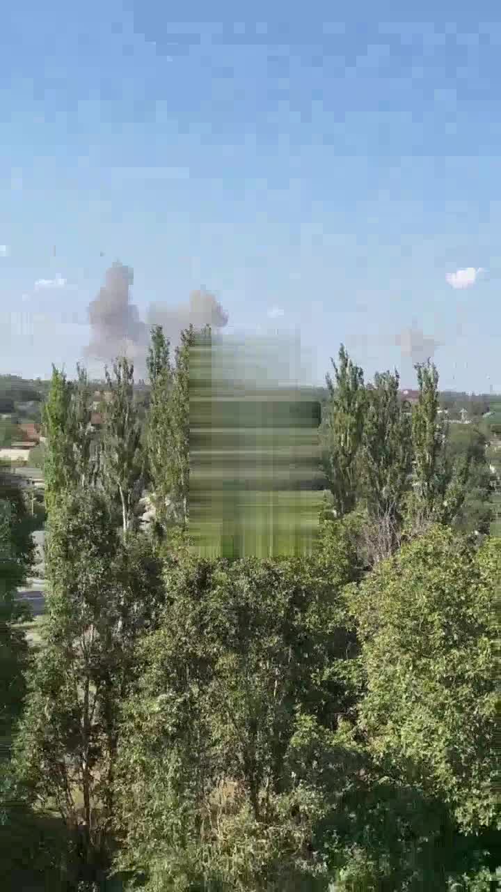 Fumo che si alza a Pokrovsk dopo il bombardamento