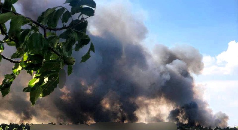 Wielki pożar po bombardowaniu w pobliżu Małokachowki w obwodzie chersońskim