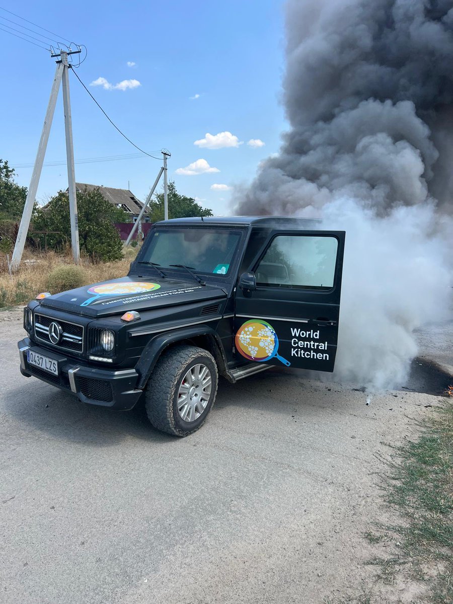 Das Team von World Central Kitchen in der Ukraine ist in Sicherheit, nachdem ein deutlich gekennzeichnetes gepanzertes Hilfsfahrzeug der Organisation von einer mit einem Sprengsatz ausgestatteten russischen Drohne in der Nähe von Oleksandrivka getroffen wurde.