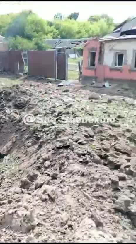 Gran cráter tras la explosión de un proyectil desconocido en Nikolske, región de Bélgorod. Posible bomba aérea