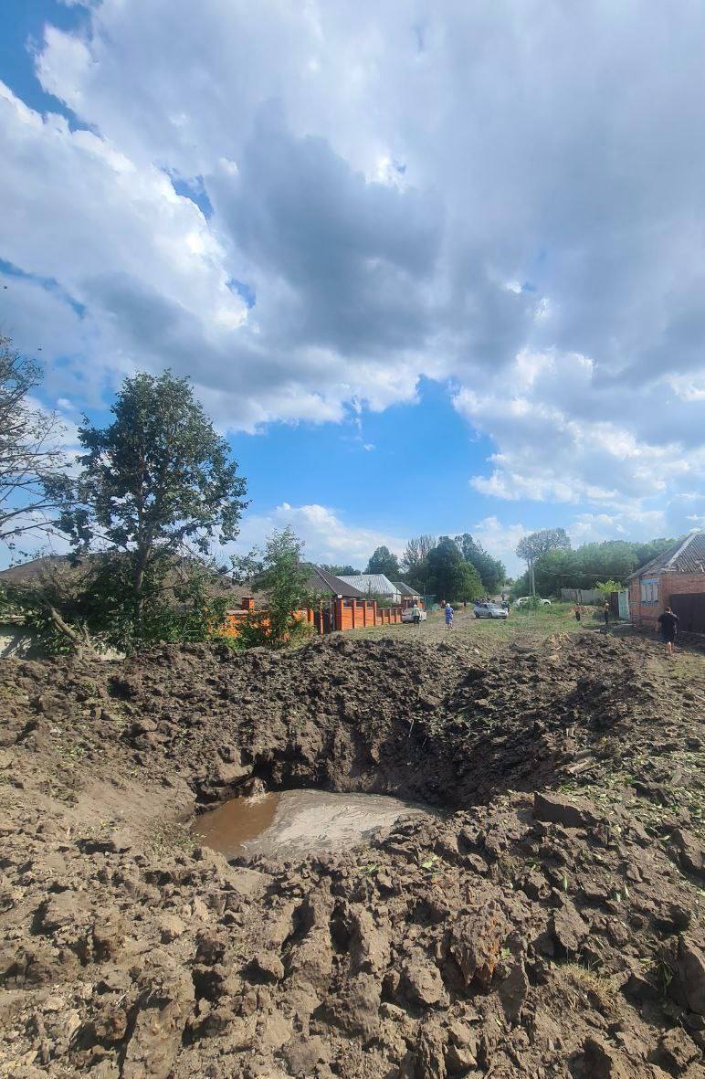 Velký kráter po explozi neznámého projektilu v Nikolske v oblasti Belgorod. Možná letecká bomba