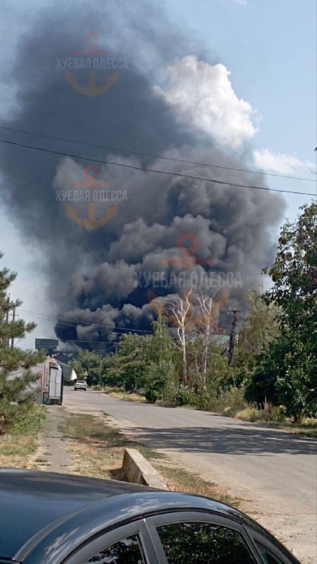 Gran incendio en Malodolynske de la región de Odesa