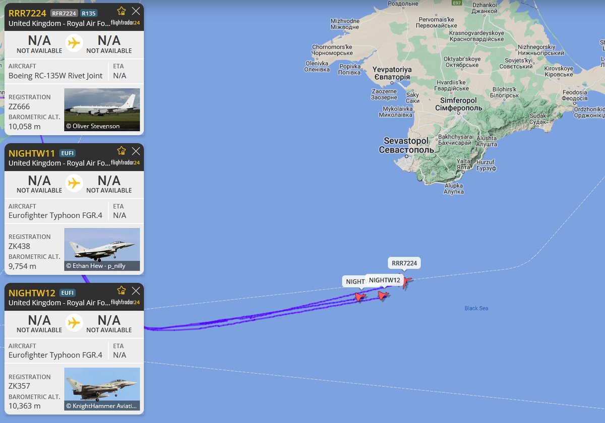 Le Boeing britannique RC-135W Rivet Joint et 2 x Eurofighter Typhoon survolent la mer Noire