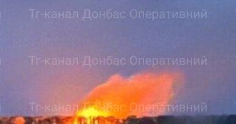 Brand na bombardement in Novohrodivka in de regio Donetsk