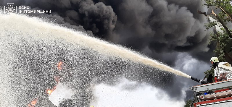 Brandweerlieden hebben branden geblust als gevolg van een drone-aanval in de oblast Zjytomyr. Tien particuliere huizen en een infrastructuurvoorziening zijn vanavond beschadigd