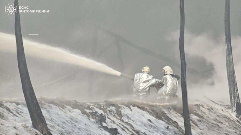 Os bombeiros extinguiram incêndios como resultado do ataque de drones no Oblast de Zhytomyr. 10 casas particulares e uma instalação de infraestrutura foram danificadas esta noite