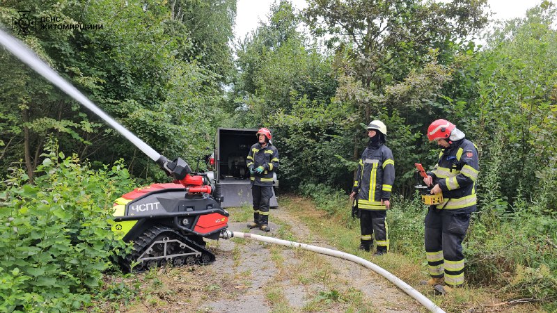 Brandmän släckte bränder som ett resultat av drönarattack i Zhytomyr Oblast. 10 privata hus och en infrastrukturanläggning skadades i natt