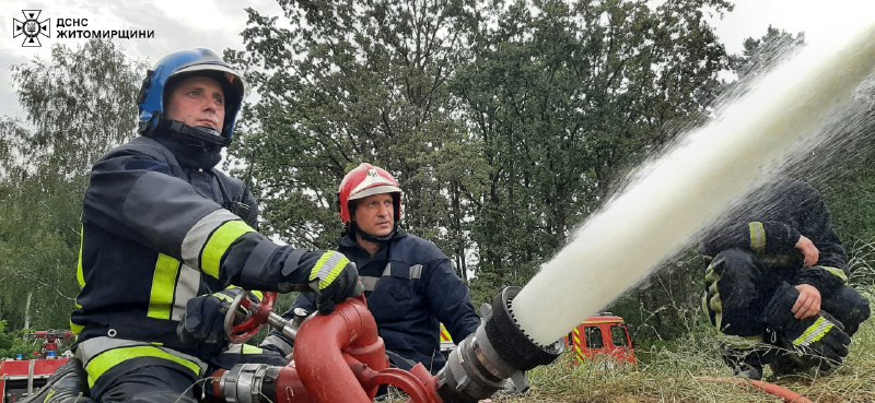 У Жытомірскай вобласці пажарныя ліквідавалі пажар у выніку атакі беспілотніка. Сёння ноччу пашкоджаныя 10 прыватных дамоў і аб'ект інфраструктуры