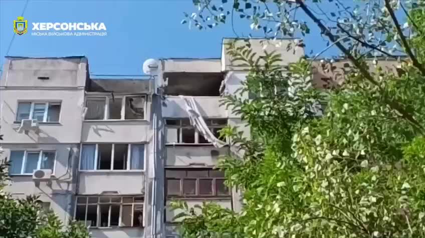 Dommages causés aux maisons d'habitation dans le quartier Korabelny de Kherson à la suite des bombardements russes de ce matin