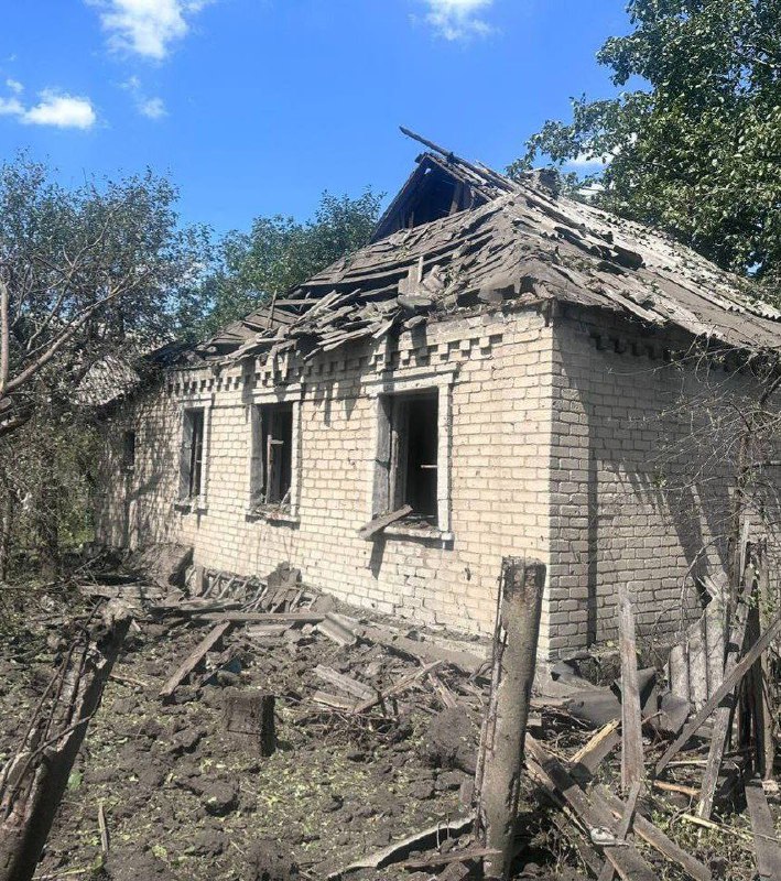 Vernietiging als gevolg van beschietingen in Novohrodivka in de regio Donetsk