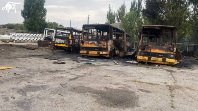 Verschillende bussen zijn in Cherson in brand gestoken na de val van Shahed-puin