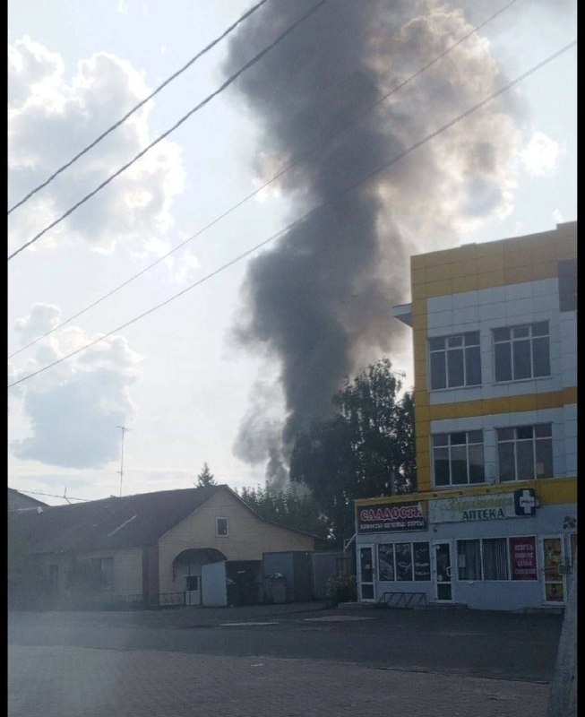 Пожар после взрывов в Тёткино Курской области